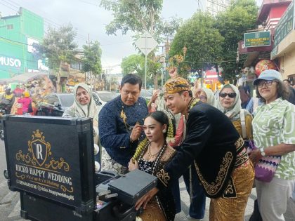 Pasangan pengantin dirias di pedestrian Kayutangan Heritage Malang sebelum berkeliling naik VW Safari di Kota Malang.